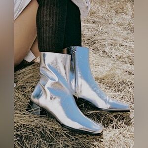 Lisa Says Gah Quincy Ankle Boots Leather Metallic Silver with Side Zipper Size 6